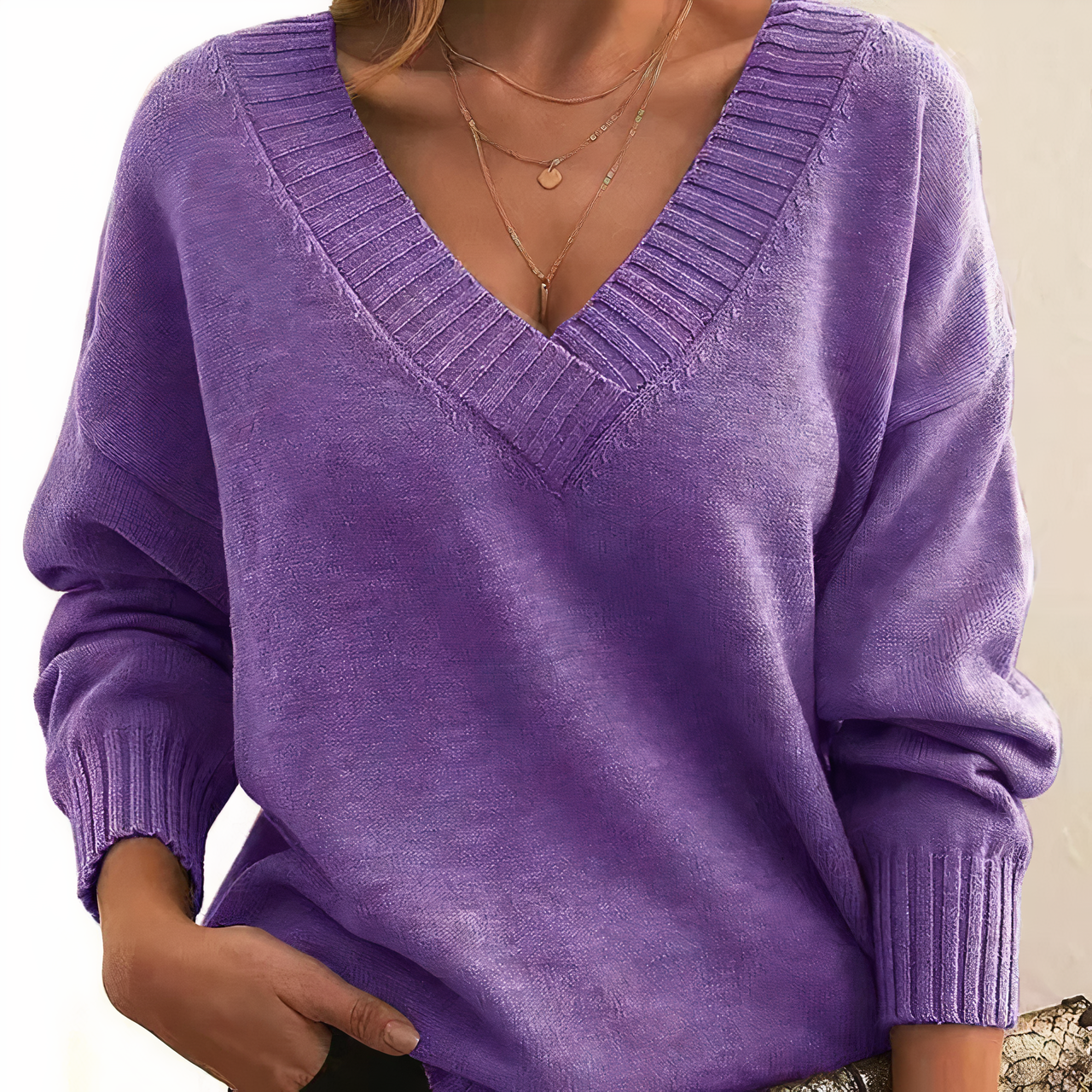 Women's V-neck knitted sweater with long sleeves