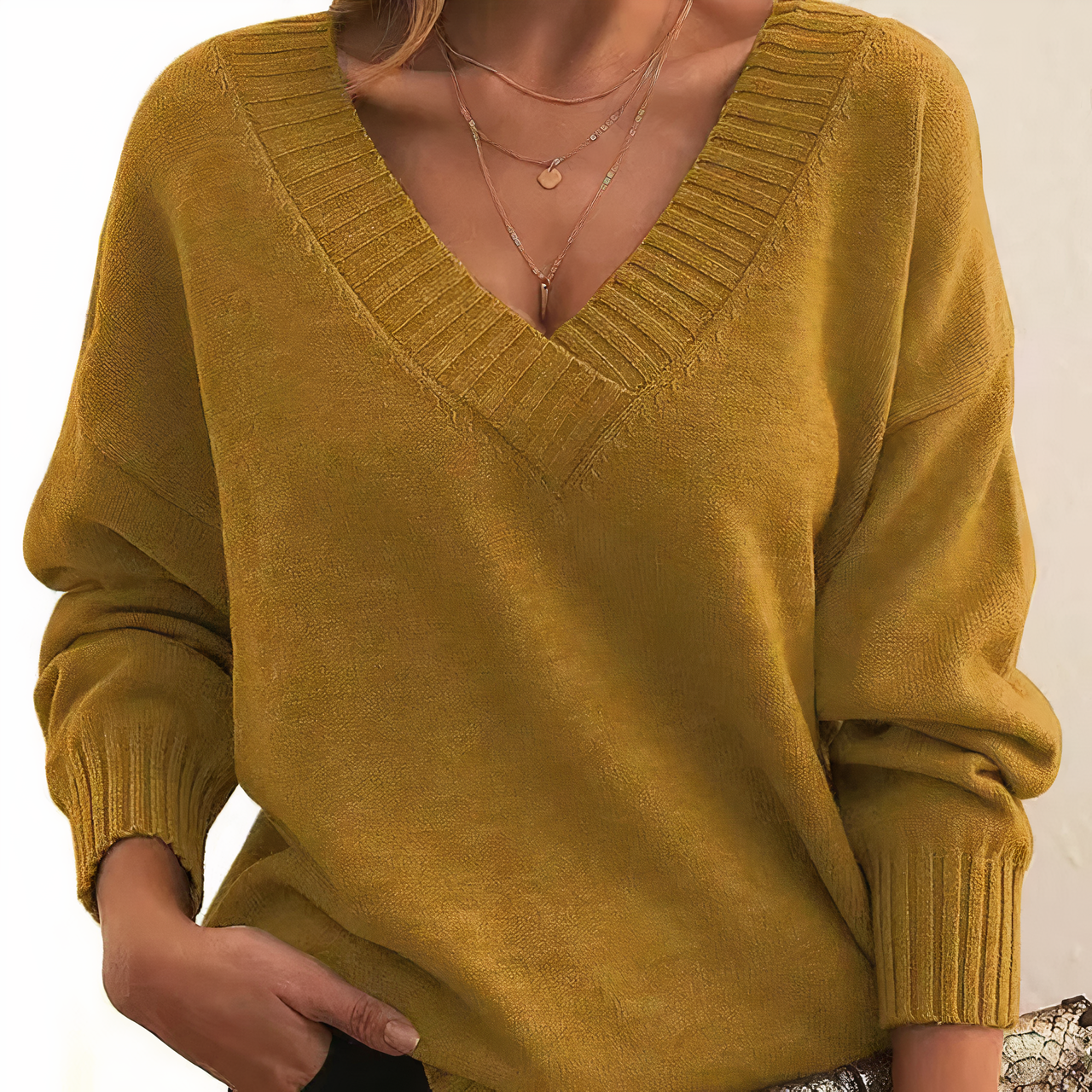 Women's V-neck knitted sweater with long sleeves