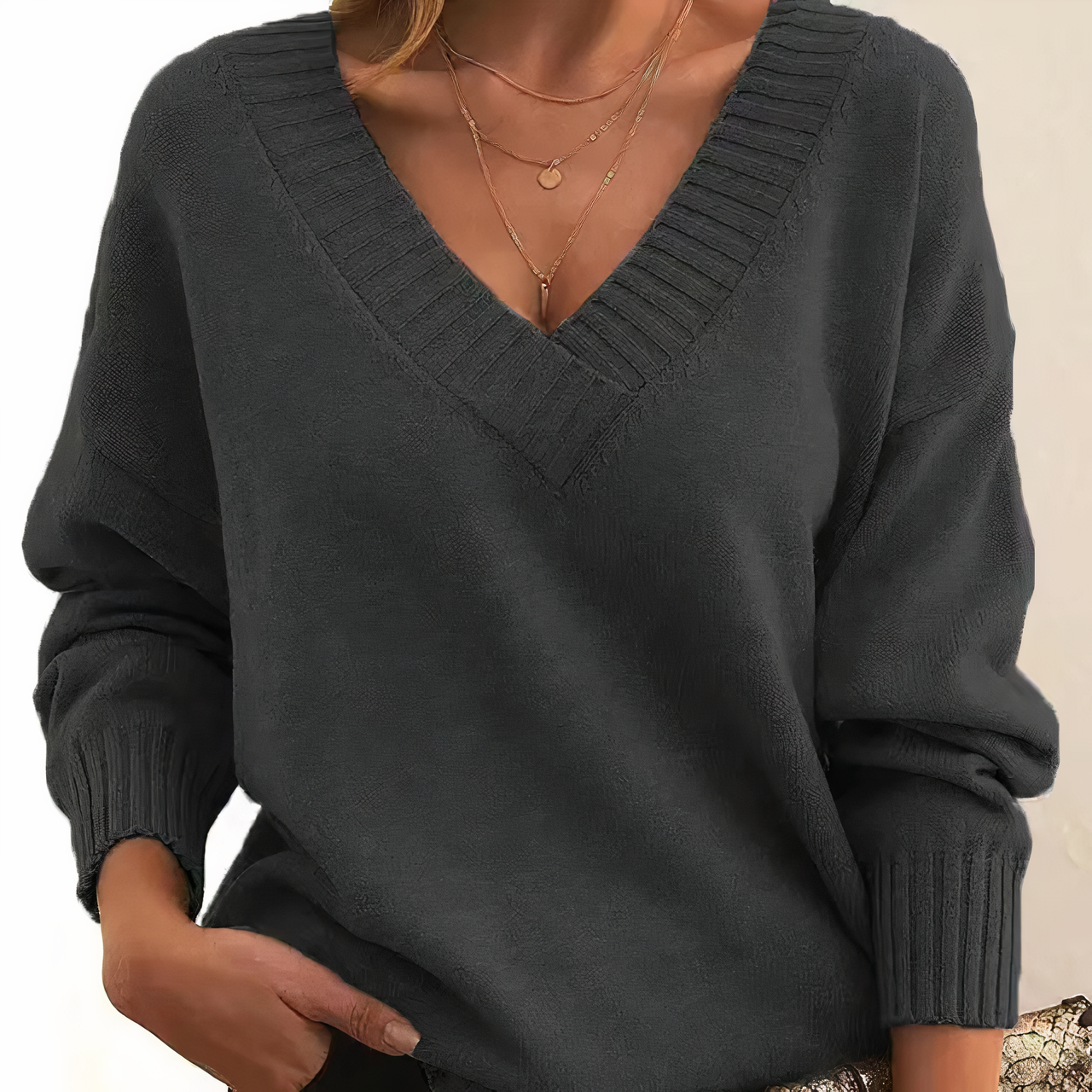 Women's V-neck knitted sweater with long sleeves