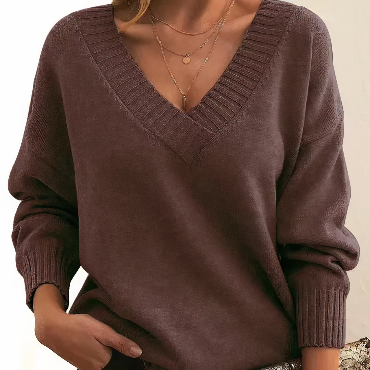 Women's V-neck knitted sweater with long sleeves