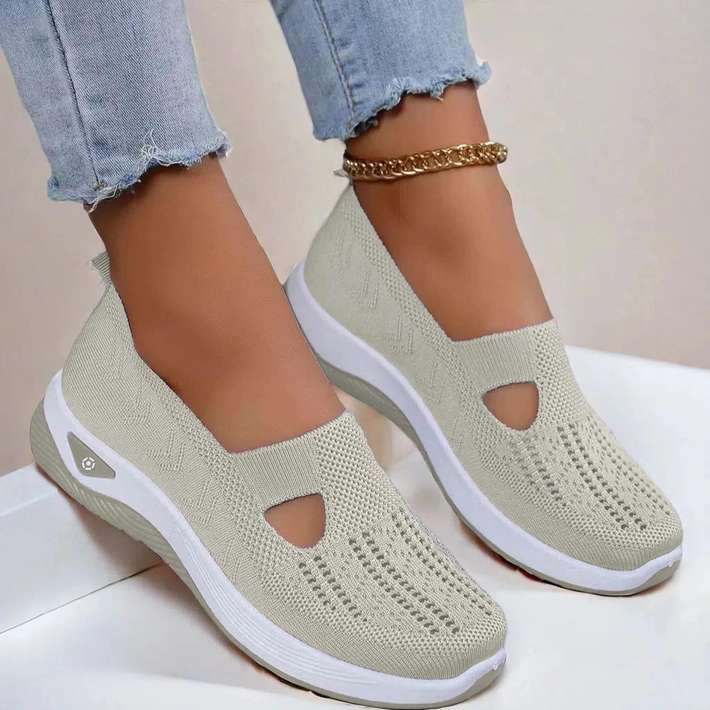Women's breathable slip-on athletic shoes with air-cushioned sole
