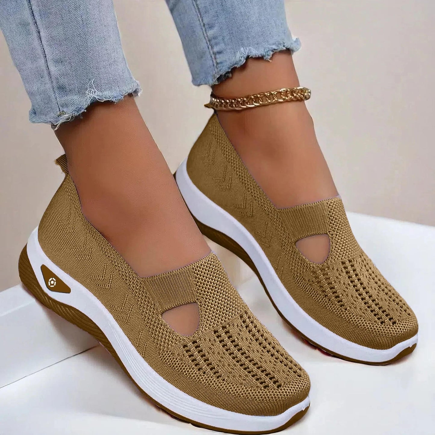 Women's breathable slip-on athletic shoes with air-cushioned sole