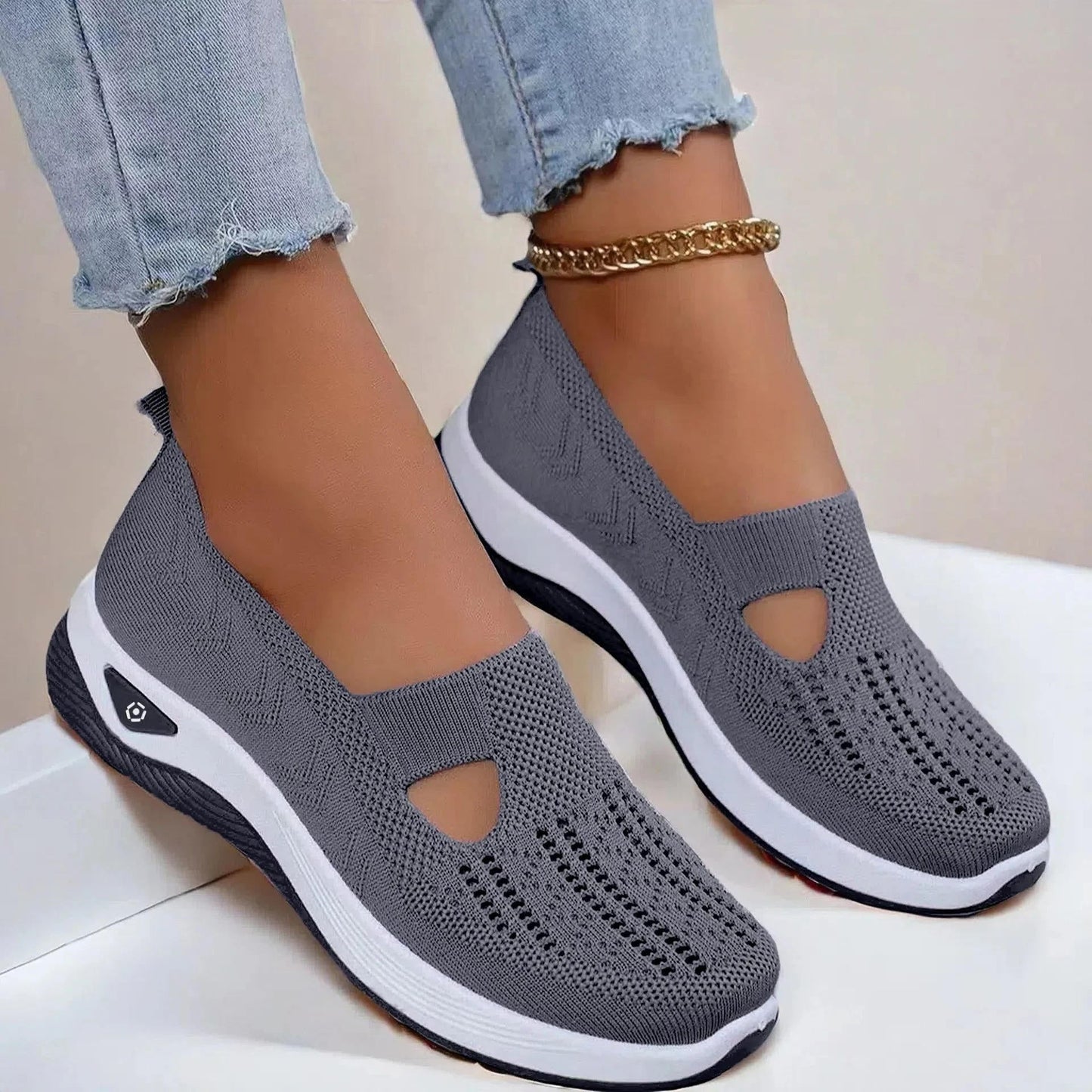 Women's breathable slip-on athletic shoes with air-cushioned sole