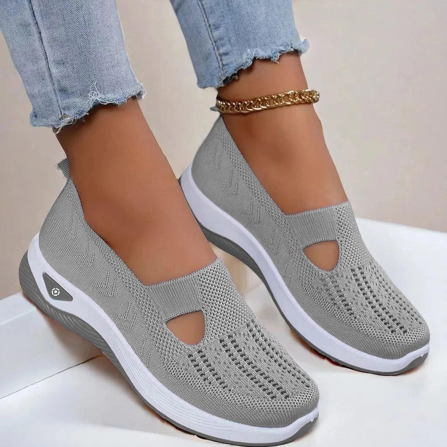 Women's breathable slip-on athletic shoes with air-cushioned sole