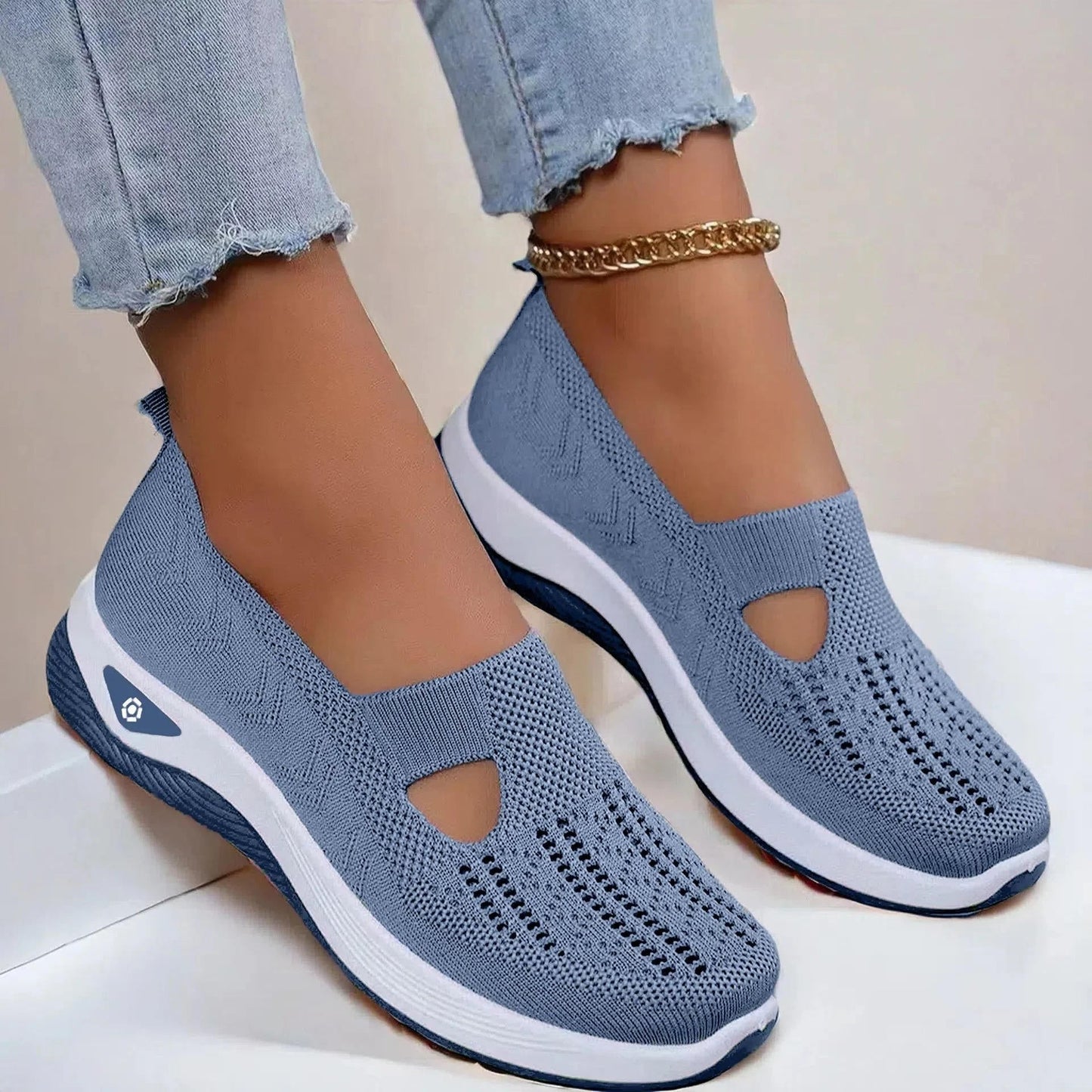 Women's breathable slip-on athletic shoes with air-cushioned sole