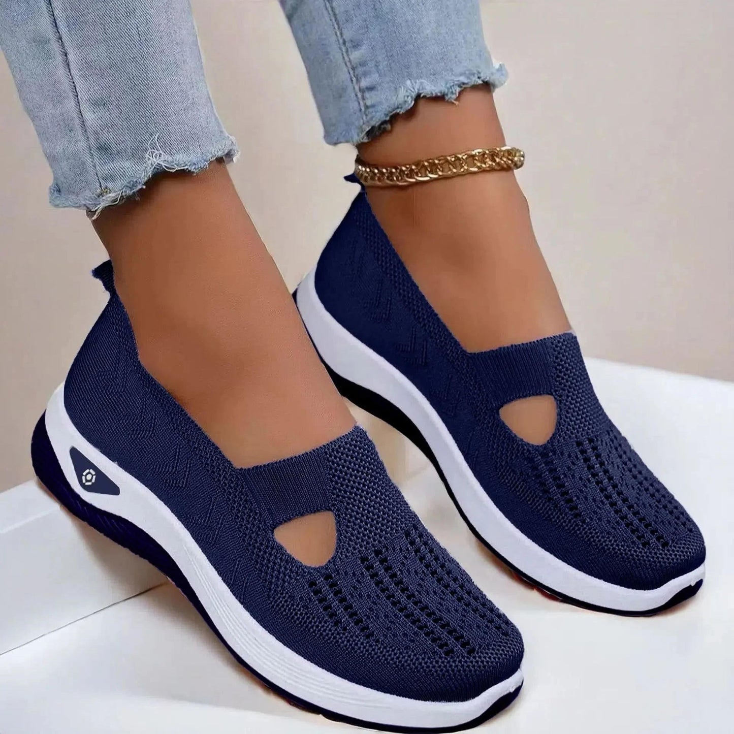 Women's breathable slip-on athletic shoes with air-cushioned sole